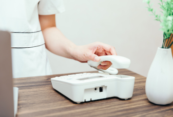 受話器を置く手