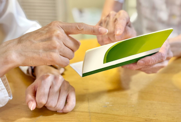 通帳を持って話す家族