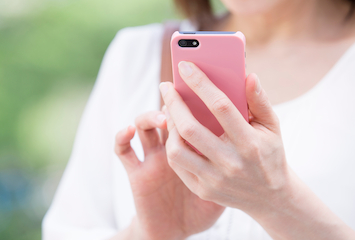 スマホを確認する人