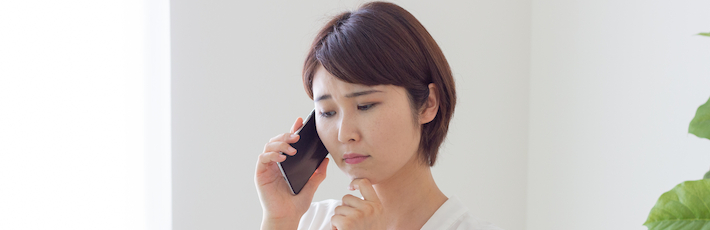 電話をする女性