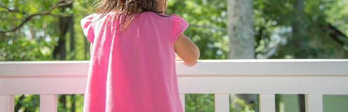 ベランダから外を見ている子ども